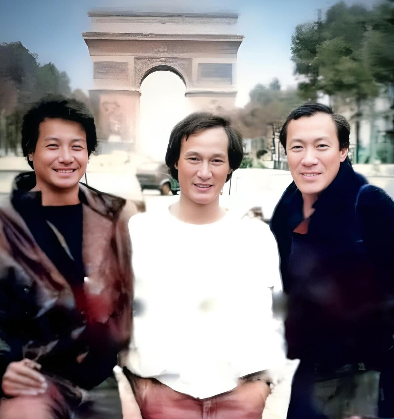 1985年，陈惠敏与石修、陈欣健在法国巴黎凯旋门前合影。

1985年的巴黎凯旋