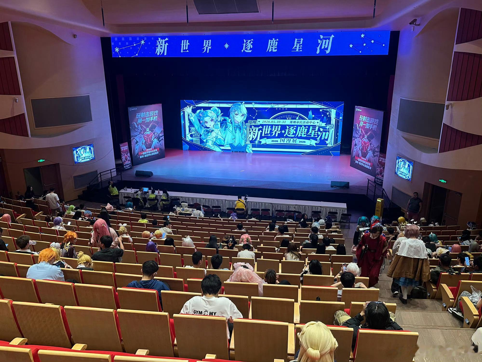 郑州漫展上美女云集这场漫展会一直持续到五月底，市集、舞台表演样样齐全。郑州二次元
