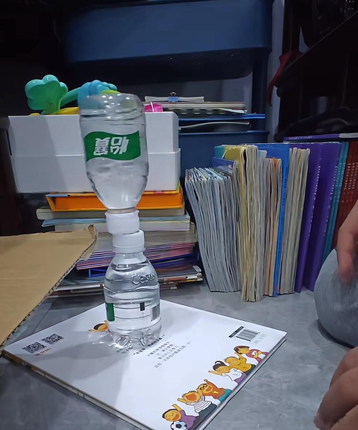 这得喝多少饮料才能成角果然，没几个人能挡住扔水瓶挑战的诱惑。也不知道这个游戏怎么