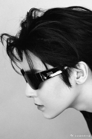 侯明昊 侯明昊的帅是那种能让人在迷茫时找到方向的，他的努力和坚持就像一盏明灯，照