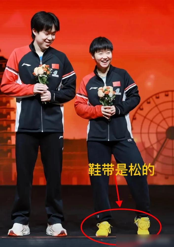 不知道大家发现没有，
​
在昨晚混双的颁奖仪式上，
​
输掉比赛的孙颖莎一反常态