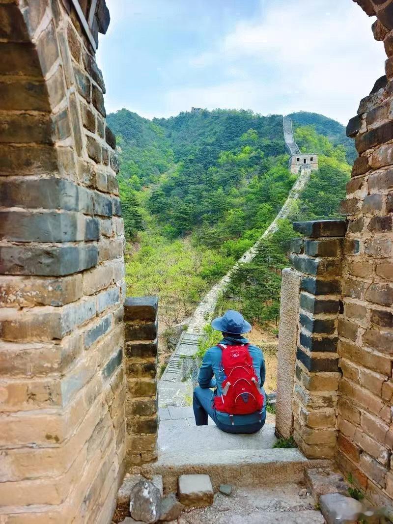 重庆一哥芳姐登长城圆梦了 从长江客轮到长城之巅，芳姐一哥跨越千里圆梦！他们低价摆