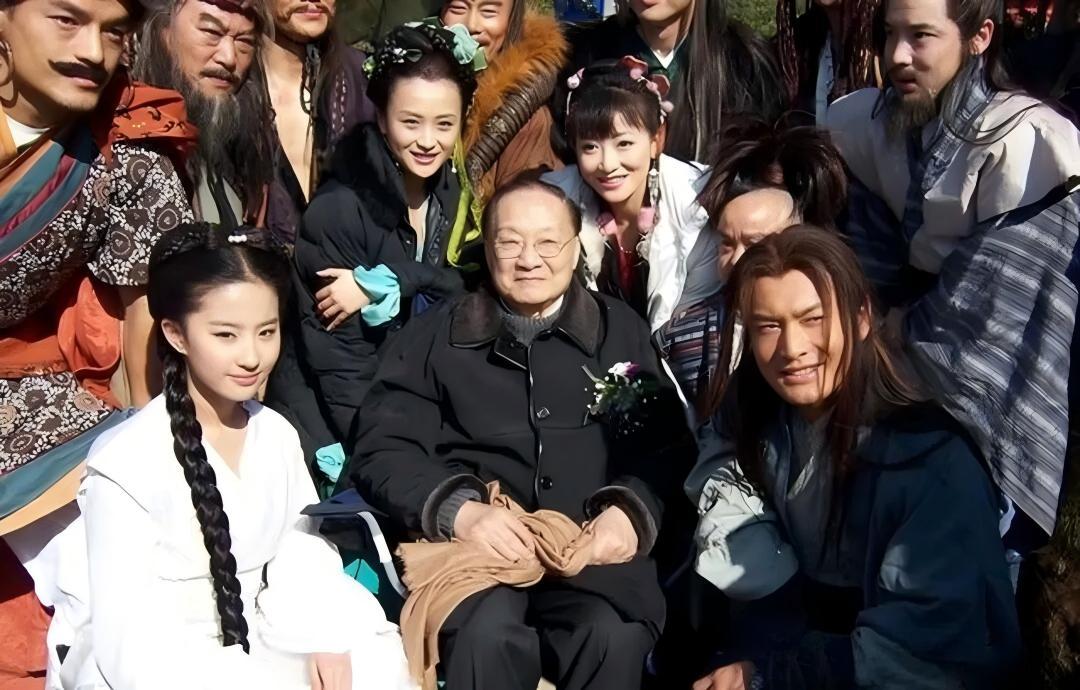 在无数读者心中，金庸是执笔写尽江湖爱恨的武侠泰斗，他笔下的爱情纯粹赤诚、轰轰烈烈