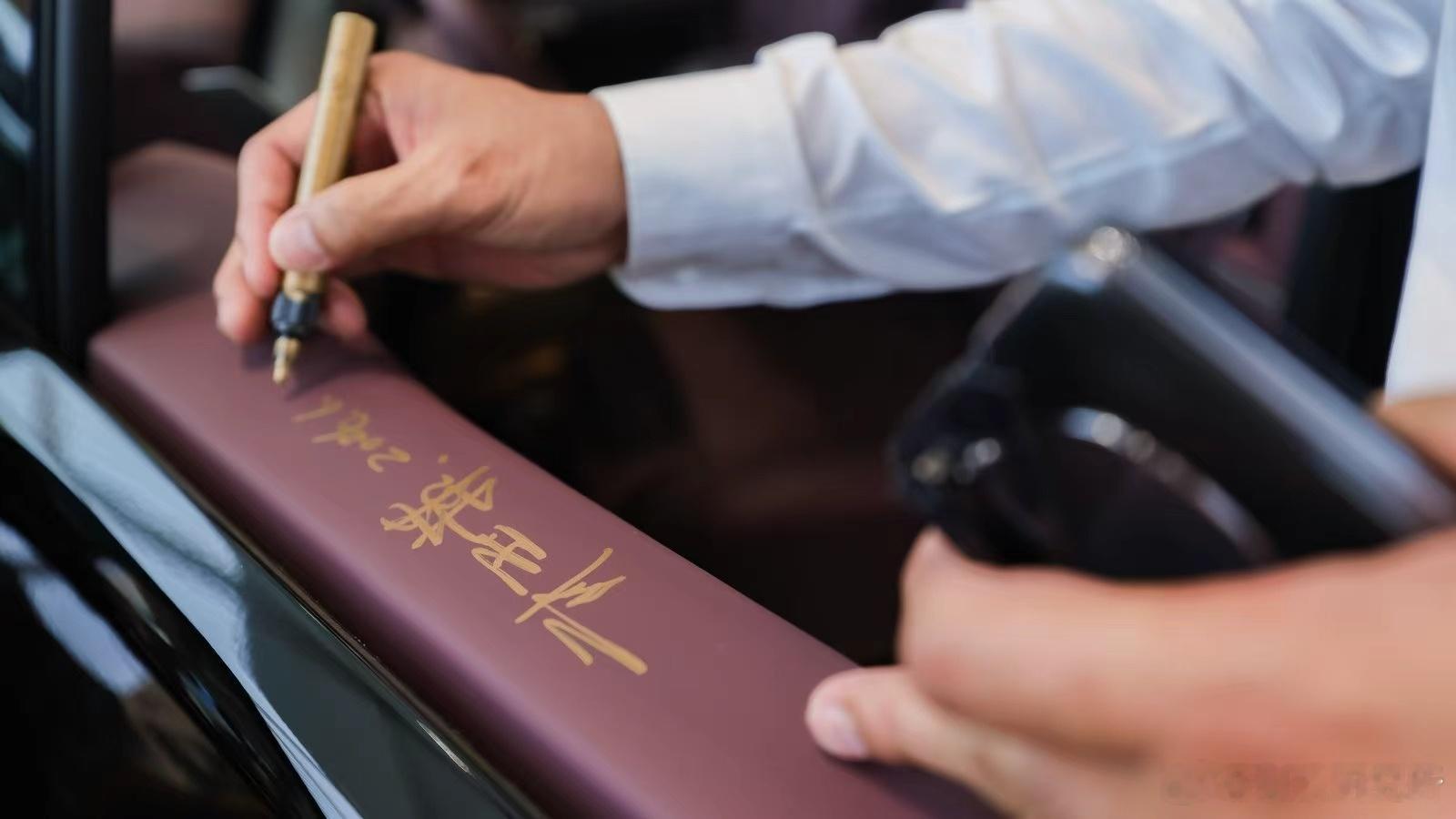 我觉得应该让大个子运动员都来试驾ES9CBA 传奇刘玉栋现身蔚来 ES9 交付仪