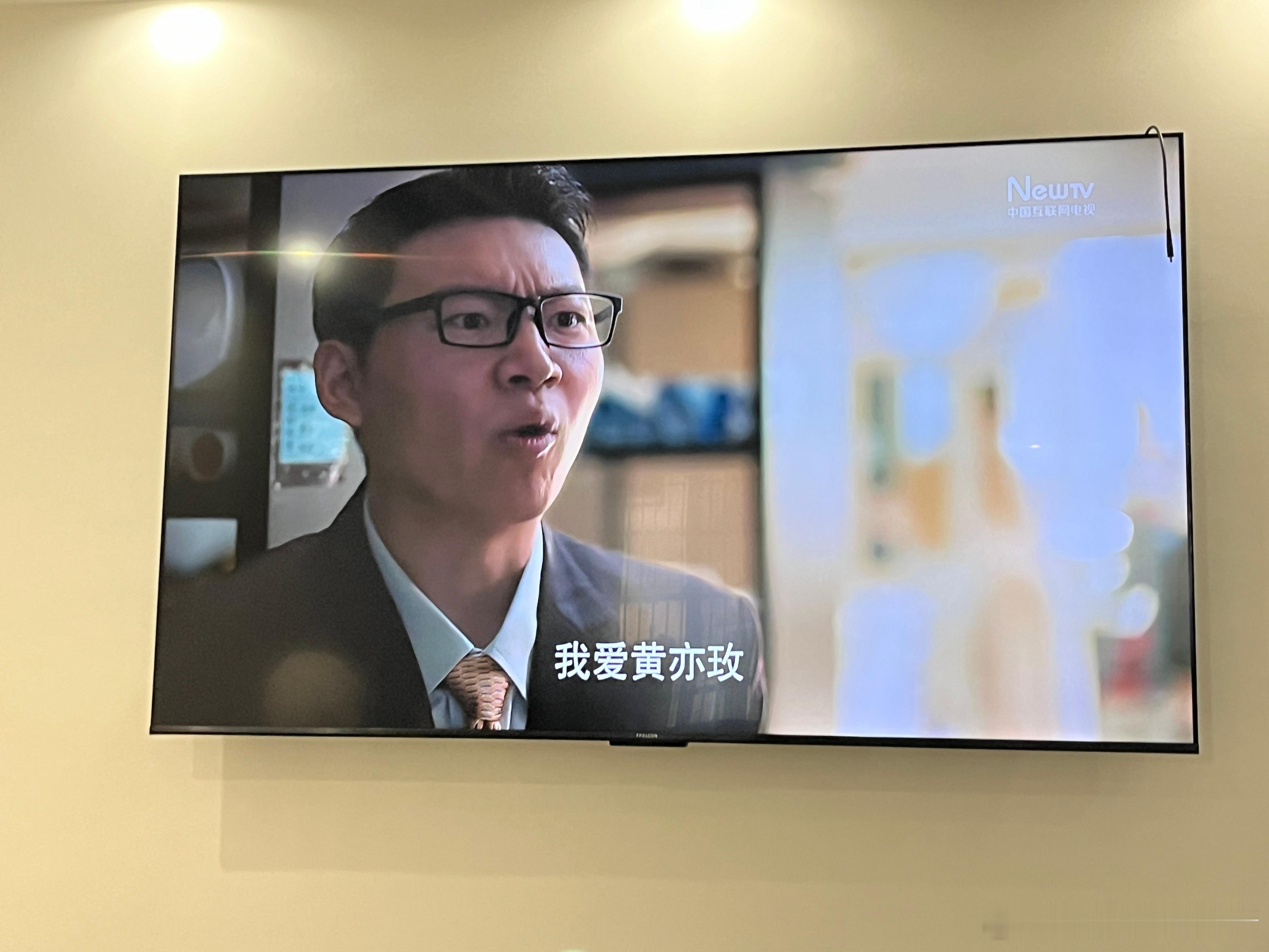 [揣手]这不就是职场性骚扰吗？配了欢快的背景音乐强行拍成搞笑片段了，实际上好恶心