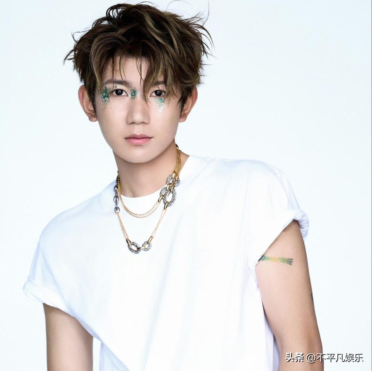 王源的新纹身近日引发了广泛关注与热议。作为一直以阳光、正能量形象示人的偶像，他手