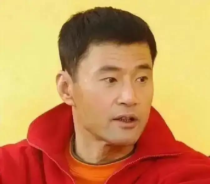 1995年，李连杰一肘把于荣光打得鼻血狂飙。
这可不是特效，是拿命换的真功夫。