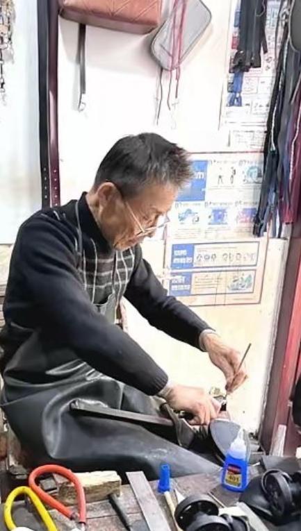 泪目！江西一弃婴被残疾老汉收养靠修鞋养大女婴，20年后女孩说：“我爸和我奶让我嫁