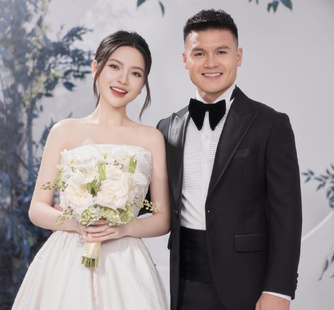 “越南梅西”阮光海结婚了，新娘真漂亮啊。小伙子真幸福！恭喜哈。


#春日生活打