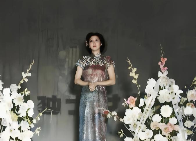 1947年，蒋英在上海开演唱会的那张照片，不得不说，她真的是太美了。

照片里的