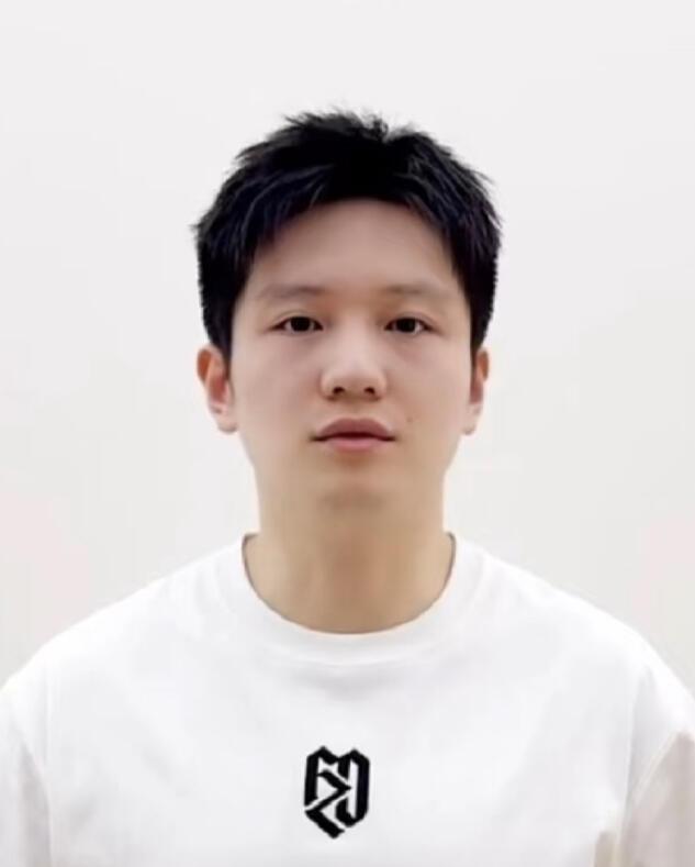 樊振东的证件照，东哥还是太标致了！
穿着自己的联名衣服FZD，谁懂这含金量，明明