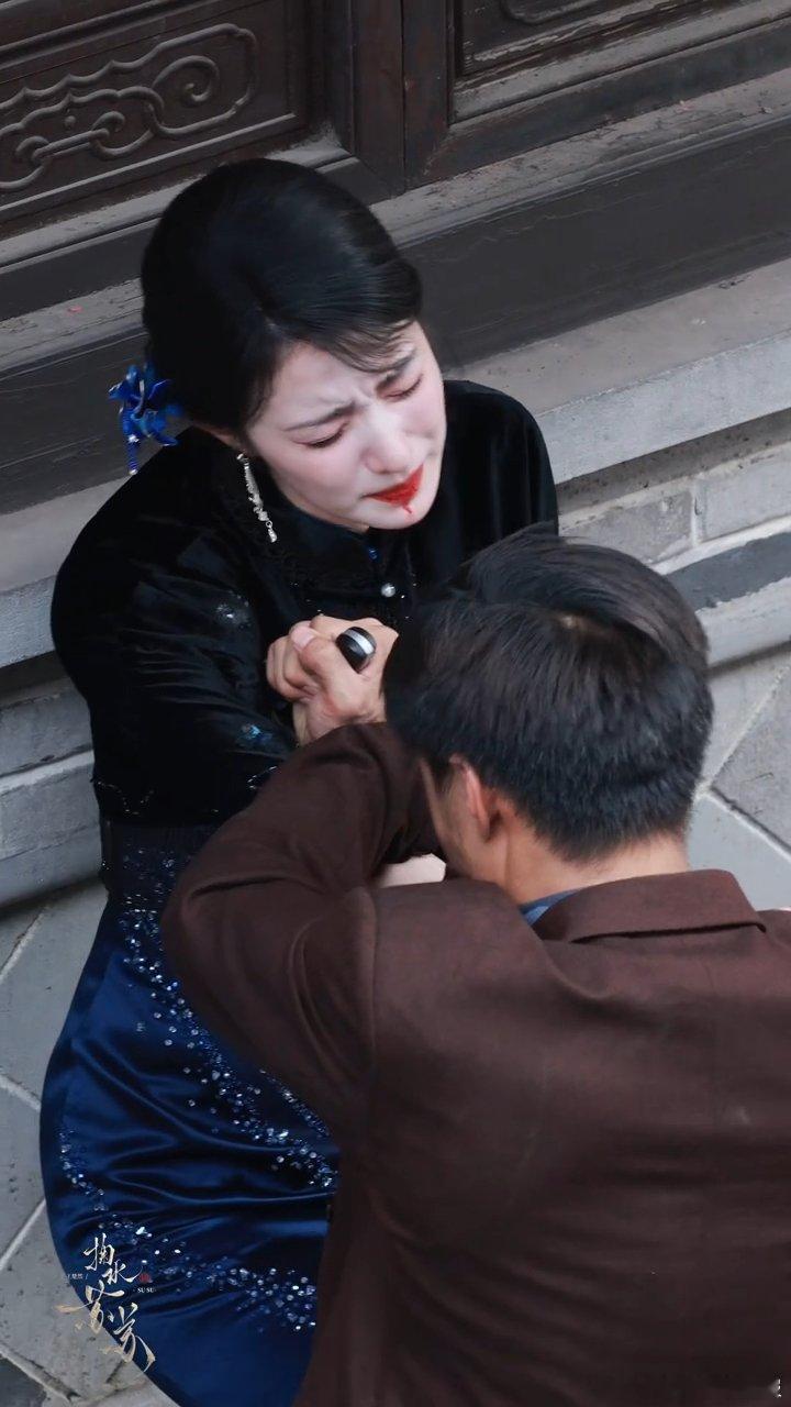 王楚然被刀吐血路透王楚然《这一秒过火》路透好虐！被刀吐血还被打，演得共情力绝了，