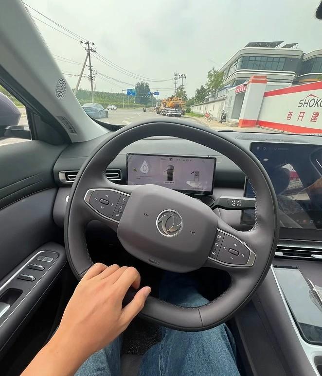 周末我找店里借了辆试驾车，带着家人去郊区露营，一路上开的就是东风风神L8Y。这可