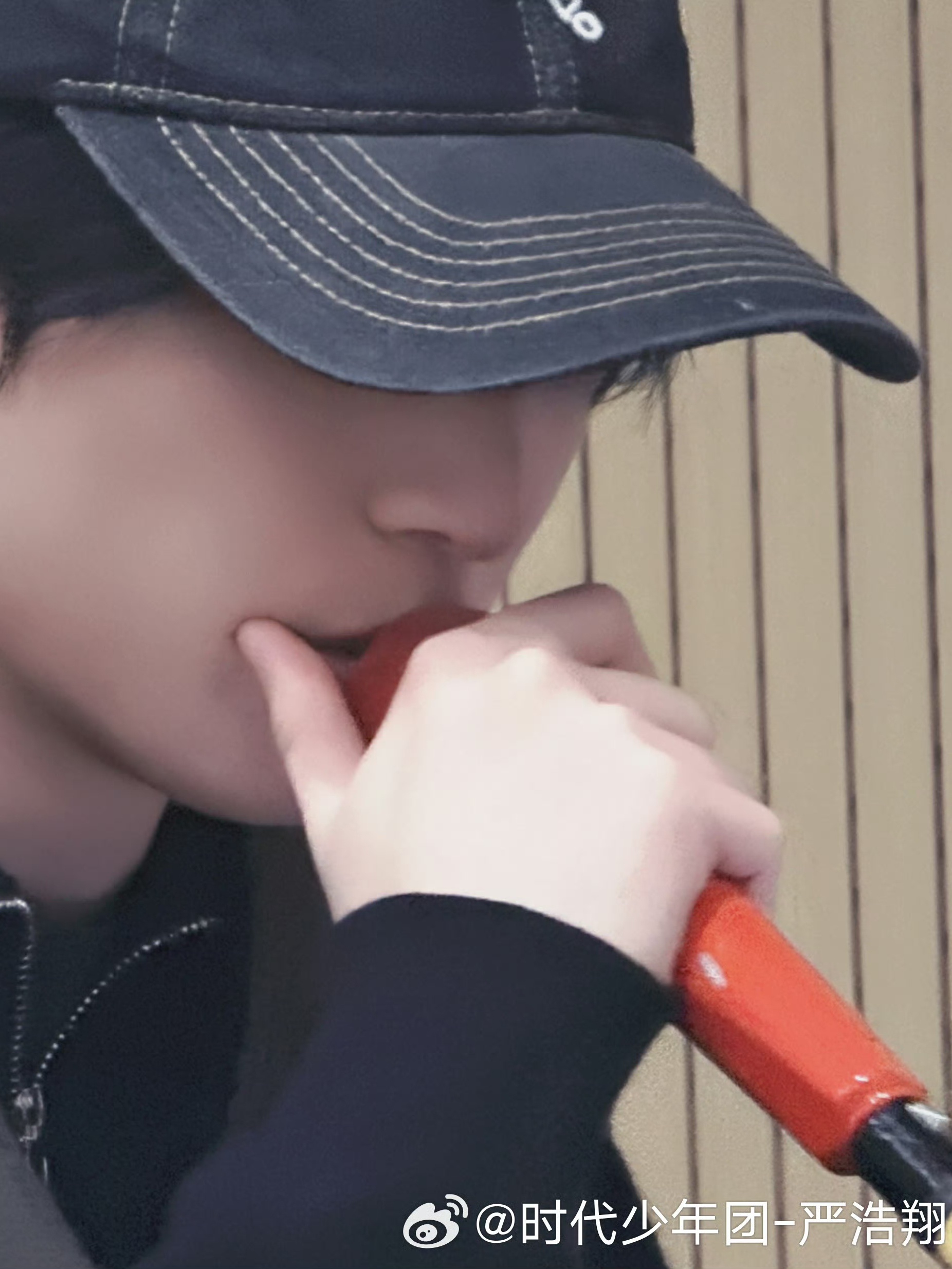 谁懂每次贴着红话筒都好那个。。