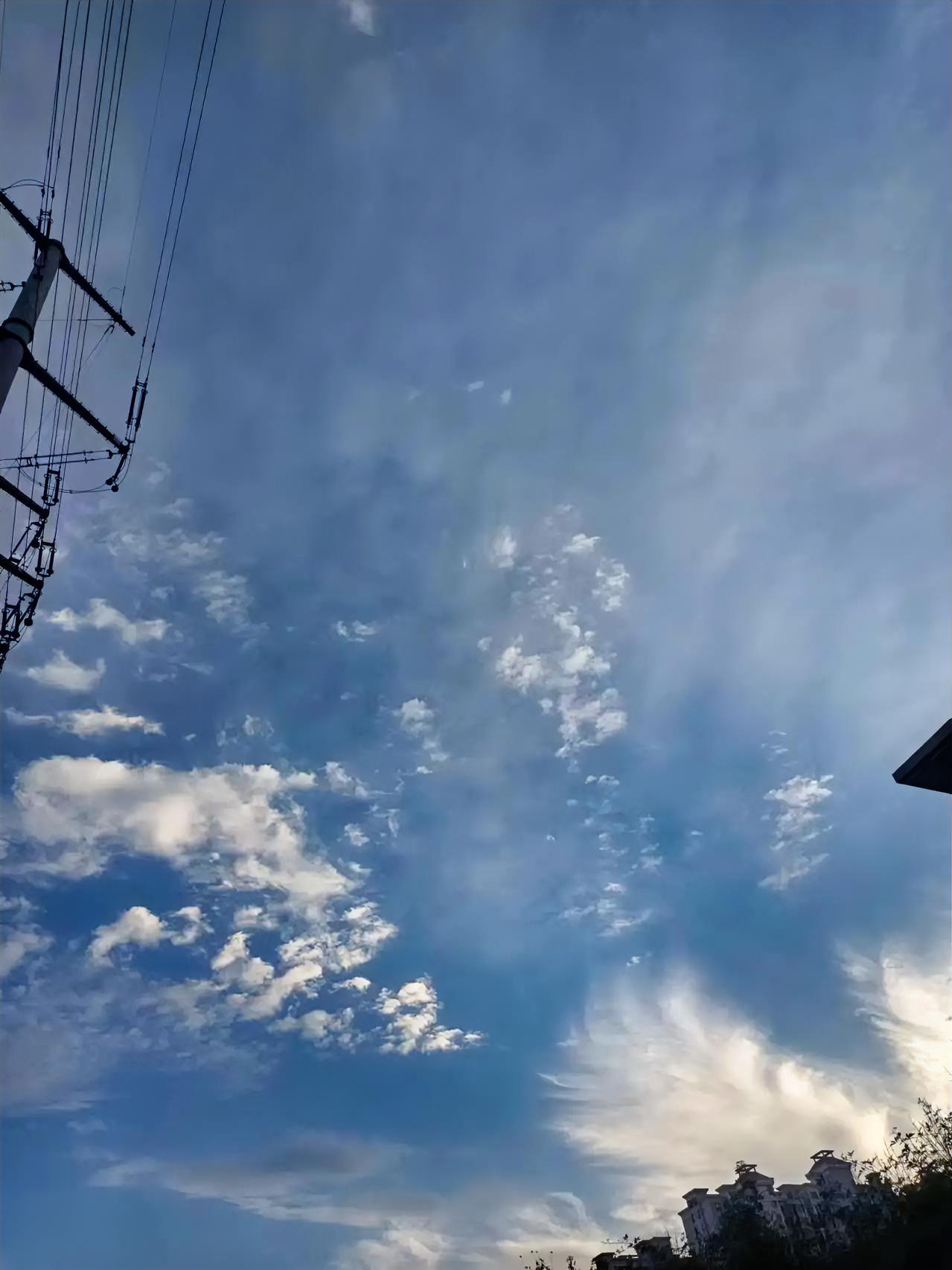 街角的天色
 
抬头撞见这方天，像是被时光滤过的蓝。电线在左侧扯出细密的网，把风