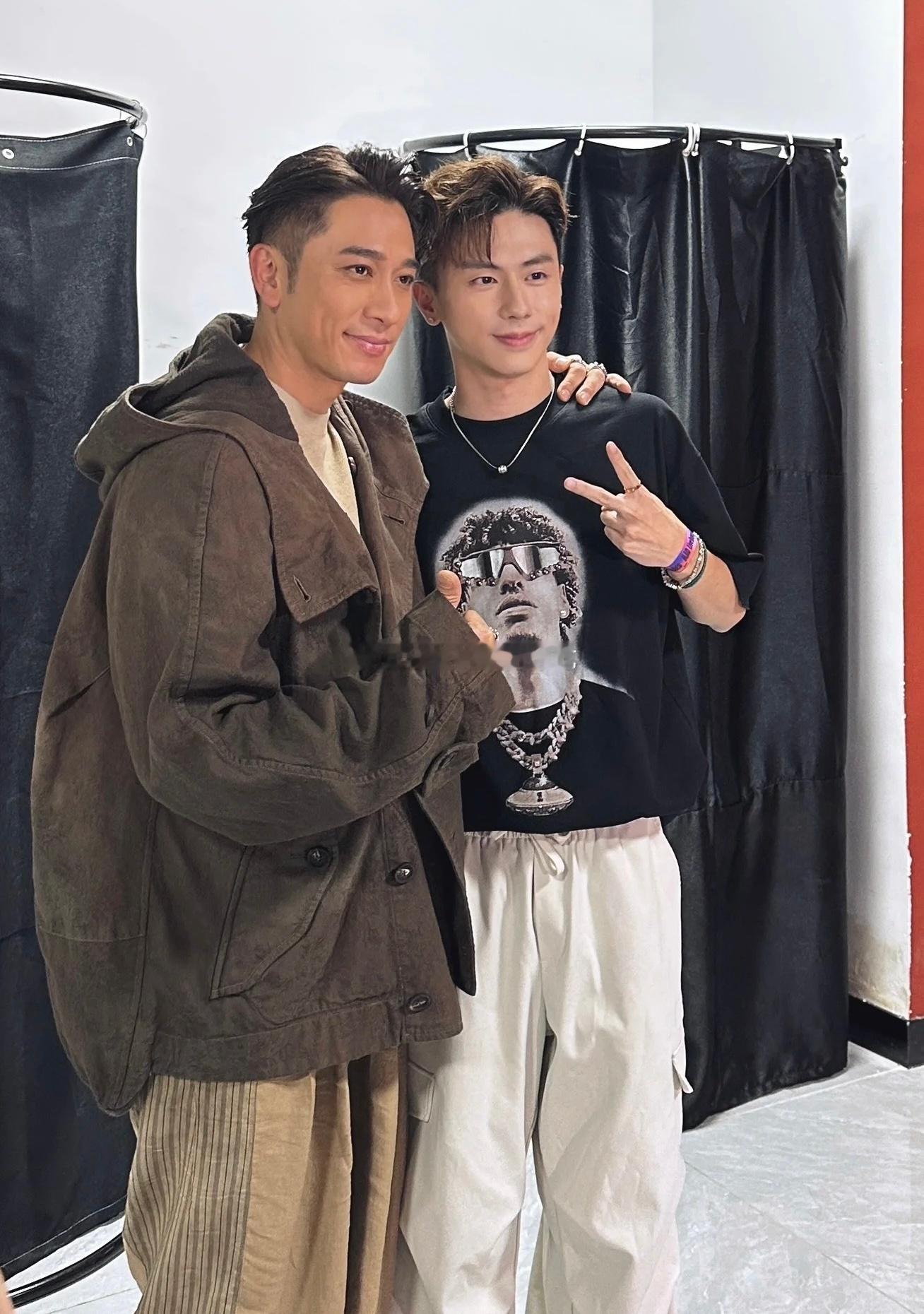 童星邱梓谦晒与吴卓羲合照 ​​​