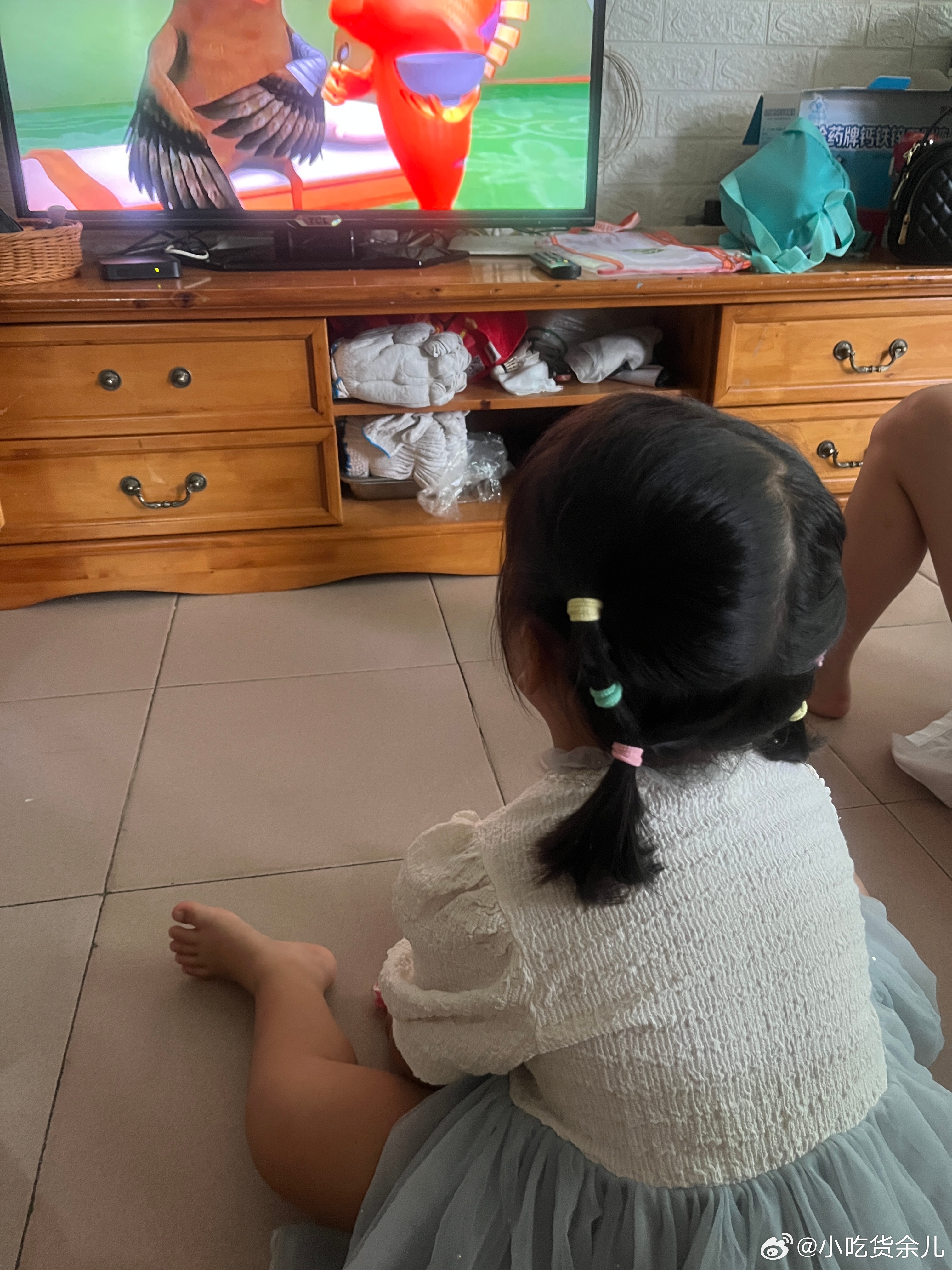 到爷爷这里了，这几天下雨，都没过来。老大说她们昨天和爸爸妈妈去看了车，交了定金，