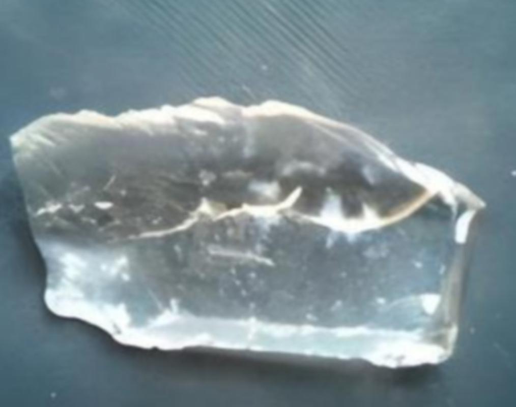 1930年，新疆一位牧民在放羊时，发现羊群突然避开了一片草地，他走近一看，草地上