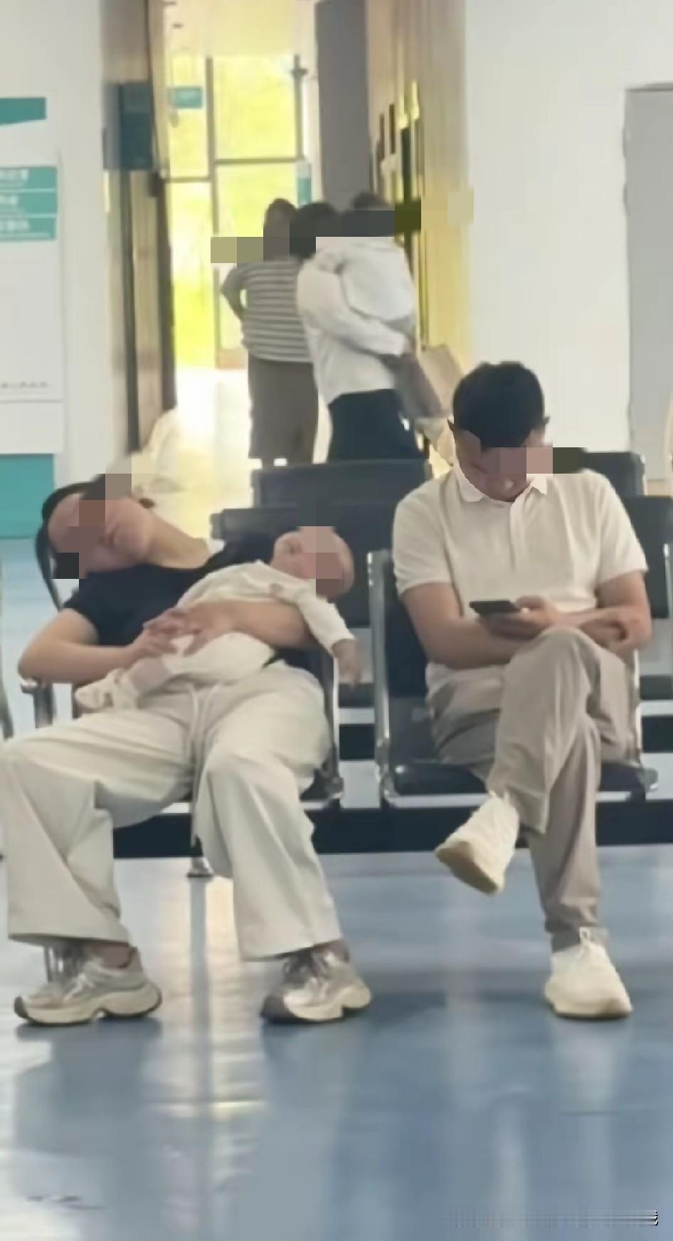 心酸！看不下去了，夫妻去医院给孩子看病等结果报告，妻子因困倦，抱着孩子躺在椅子上