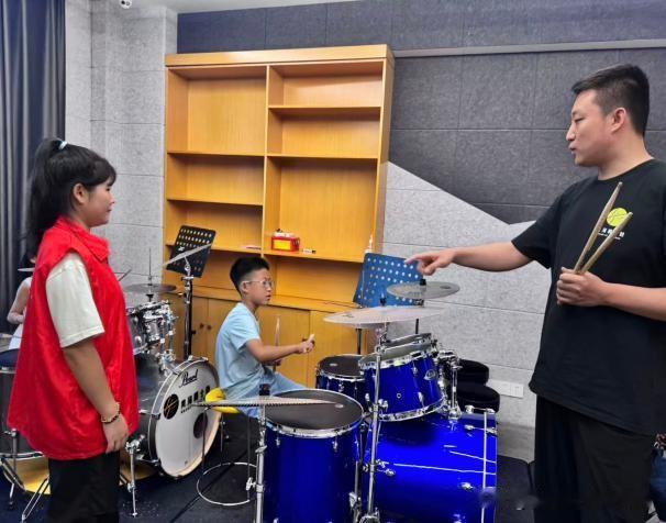 暑期公益课堂 点亮多彩童年
 
为丰富青少年暑期生活、缓解家长看护压力，近日，万