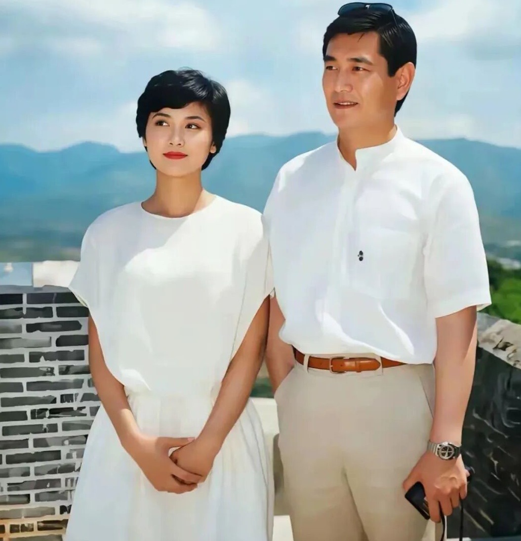 1986年，北京 长城，34岁的《西游记》“女儿国国王”朱琳，与来访的日本知名男