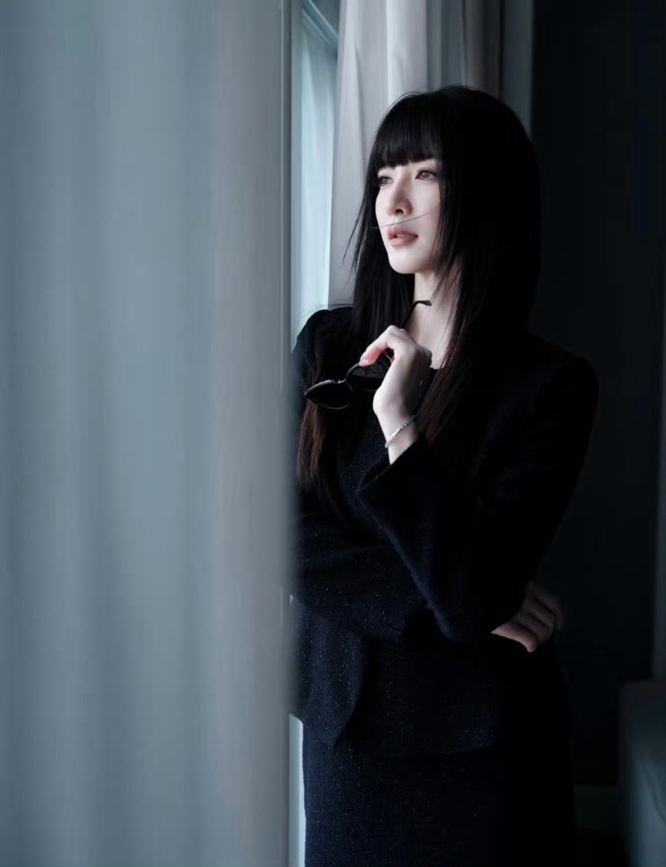 还是很美呀！不过这眼镜感觉有点老气，换个隆妮这样的无框可能会更好看