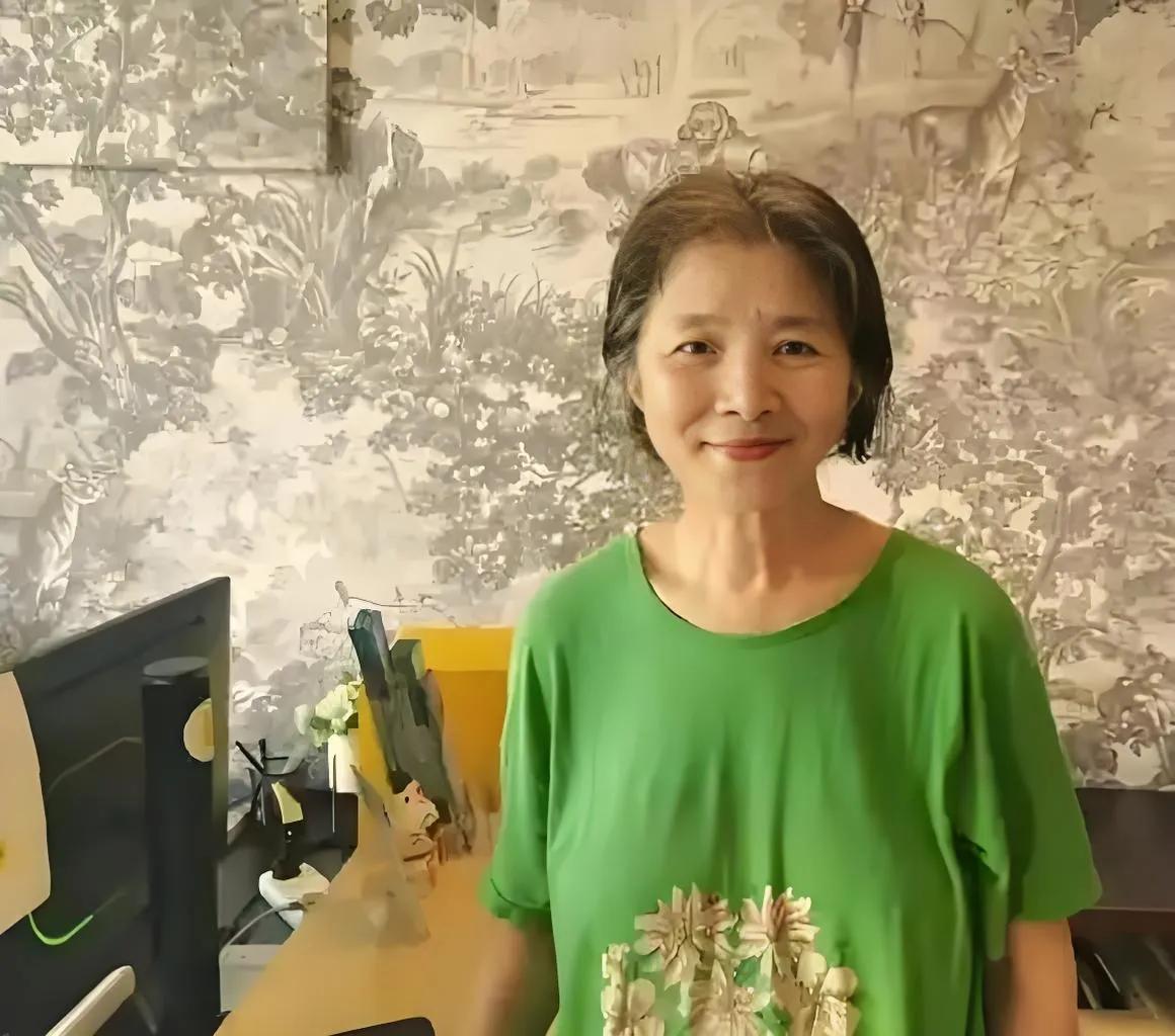 2025年8月24日，北京某超市内，66岁的迟蓬因《生万物》中“大脚娘”一角被网
