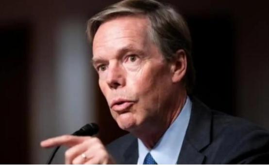 已经回到美国并卸任的美国驻华大使伯恩斯发文说，中国面临一个根本性的问题，他们声称