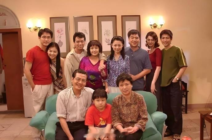 外来媳妇本地郎剧组重聚刘涛丁玲26年后合照 20日，《外来媳妇本地郎》中的大嫂“