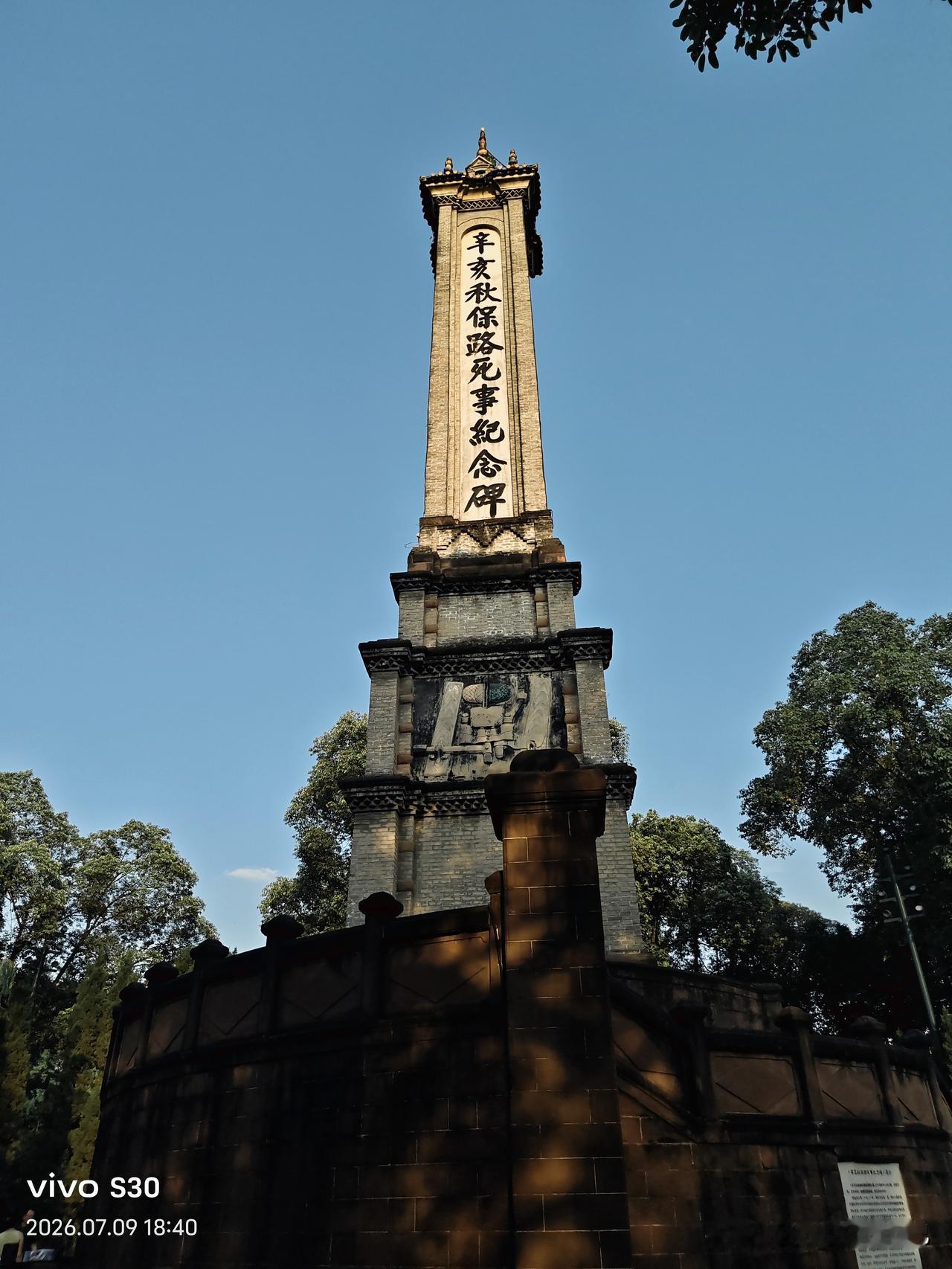 大家发现没有，夏天的时候，直接暴晒在太阳真感觉要把人烤昏，但一进入公园的树荫下，