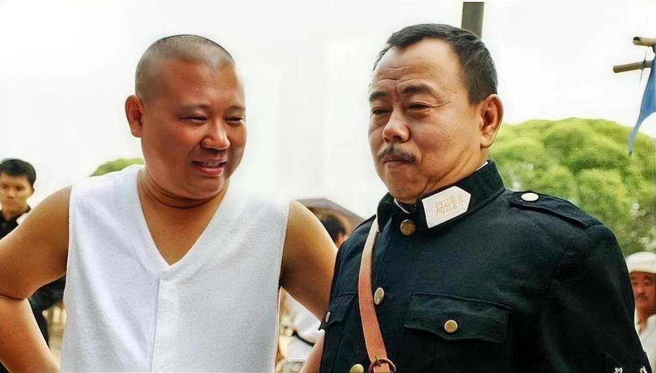 郭德纲为什么能和潘长江走那么近？

因为个头差不多[捂脸]