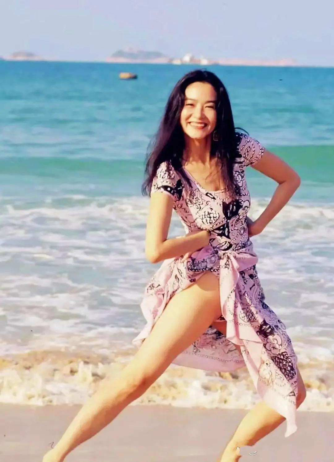 这是林青霞年轻时的照片，这也太搞笑了，没有想到，女神私下也有这么可爱的一面。 