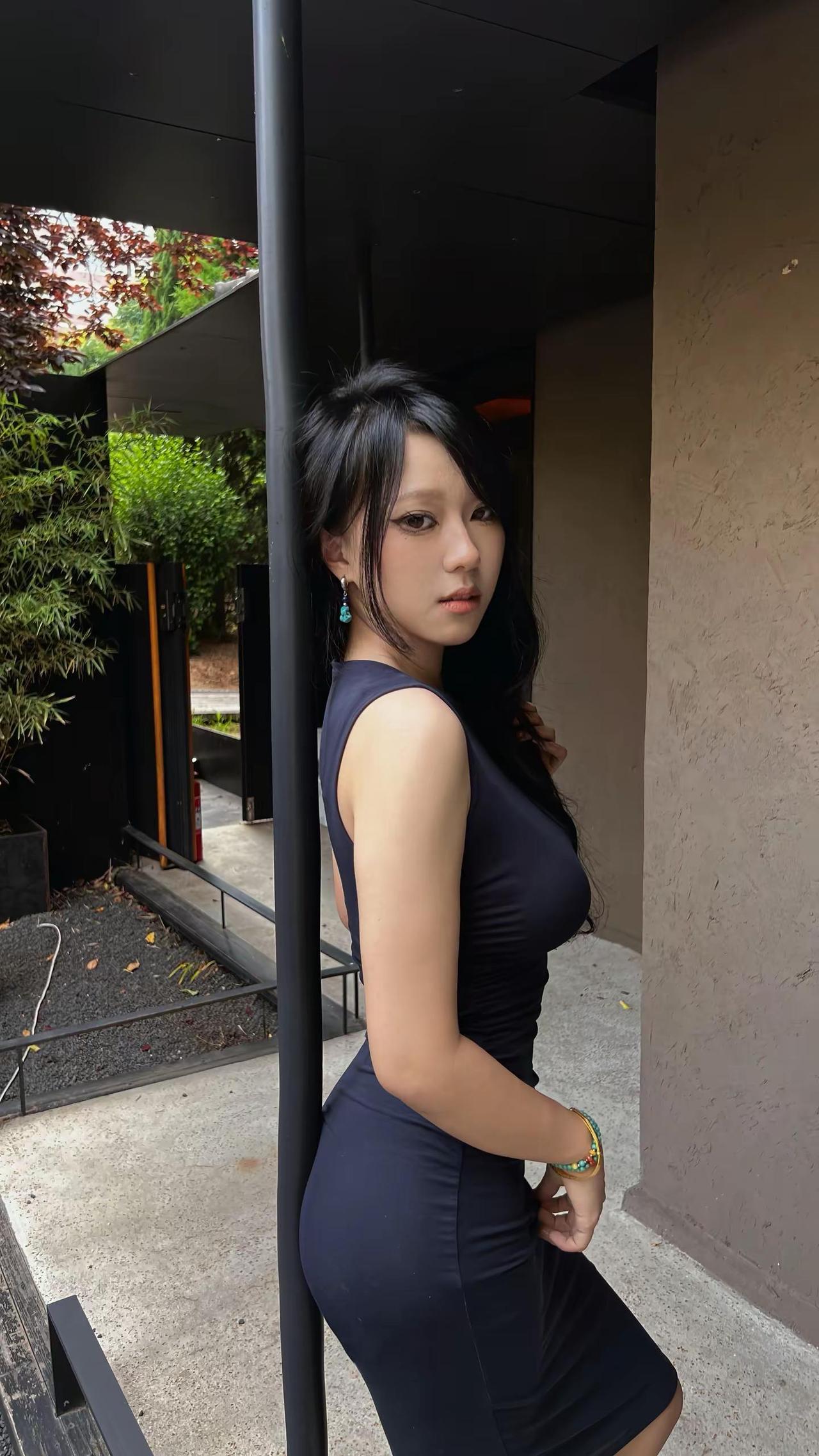 她大我三岁有着大姐姐的干脆。轻熟女 黑裙