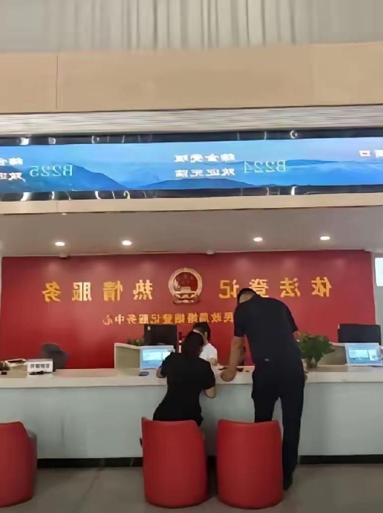 结婚三年的两口子，攒了一肚子窝火，约好当天去民政局办离婚手续。往民政局去的路上，