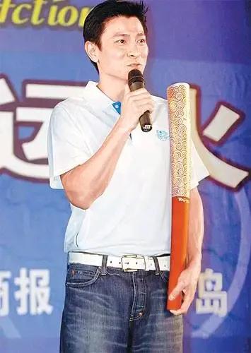 2008年中国举办奥运会，香港站刘德华是第四棒火炬手，也是艺人第一棒。
为什么刘