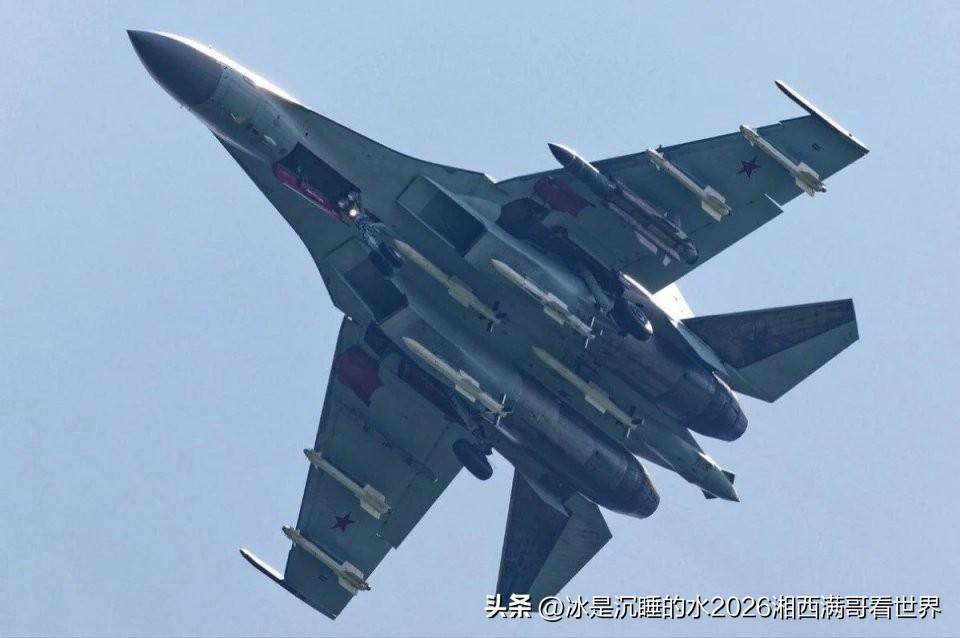 谁是“最强侧卫”？
图一是俄罗斯空天军的新锐主力苏-35S“超侧卫”战斗机携带4