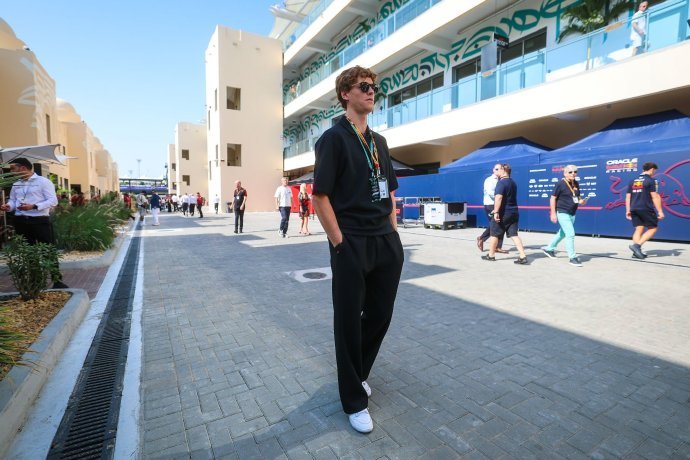 辛纳观赛F1收官战 F1年度收官战将于今晚进行，辛纳今日亮相围场，他将在现场观赛