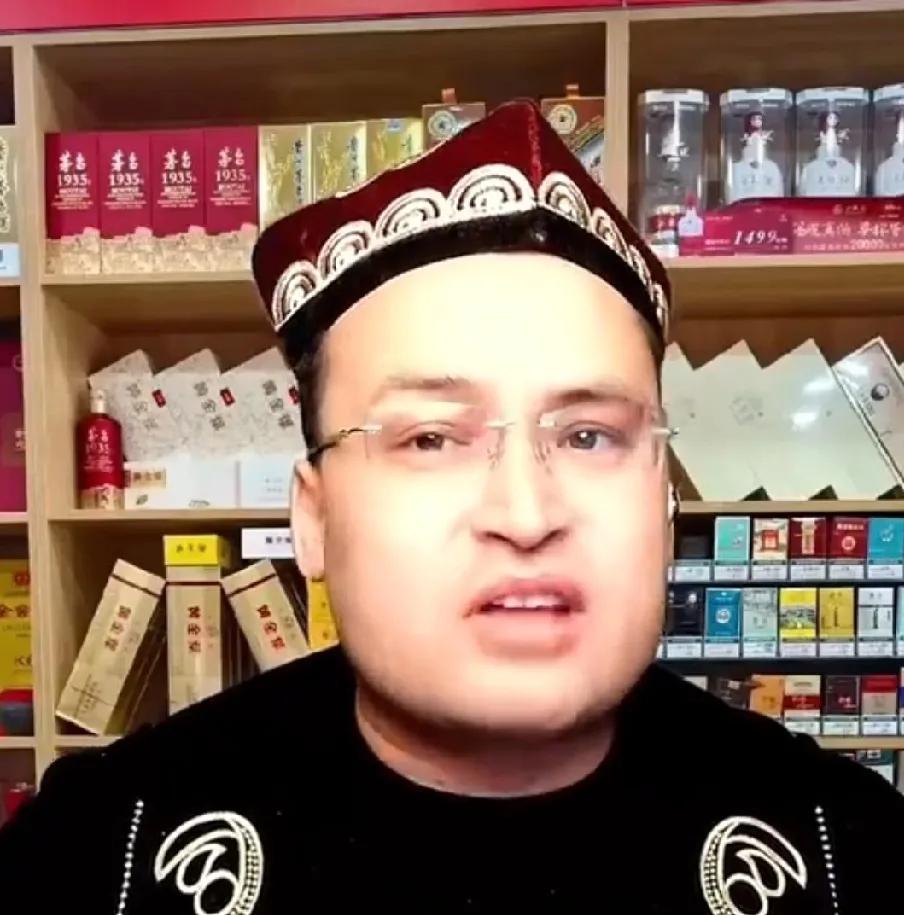 新疆有一位热爱普及历史文化和民族文化的维吾尔族小伙，因为不戴白帽子，并且喜欢和汉