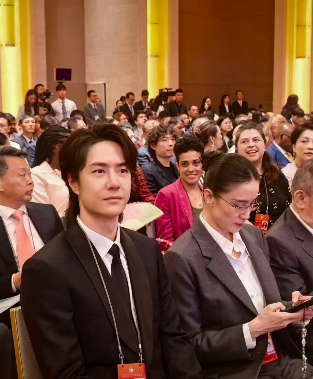 宋佳王一博 体制内姐弟 体质内倒不至于 但是我们是中国优秀青年代表王一博[送花花