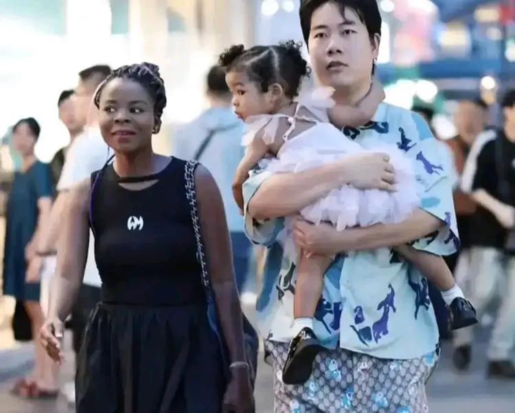 这个中国小伙非常帅气，娶了一位外国妻子回家，带着她和孩子一起走在大街上，引起了很
