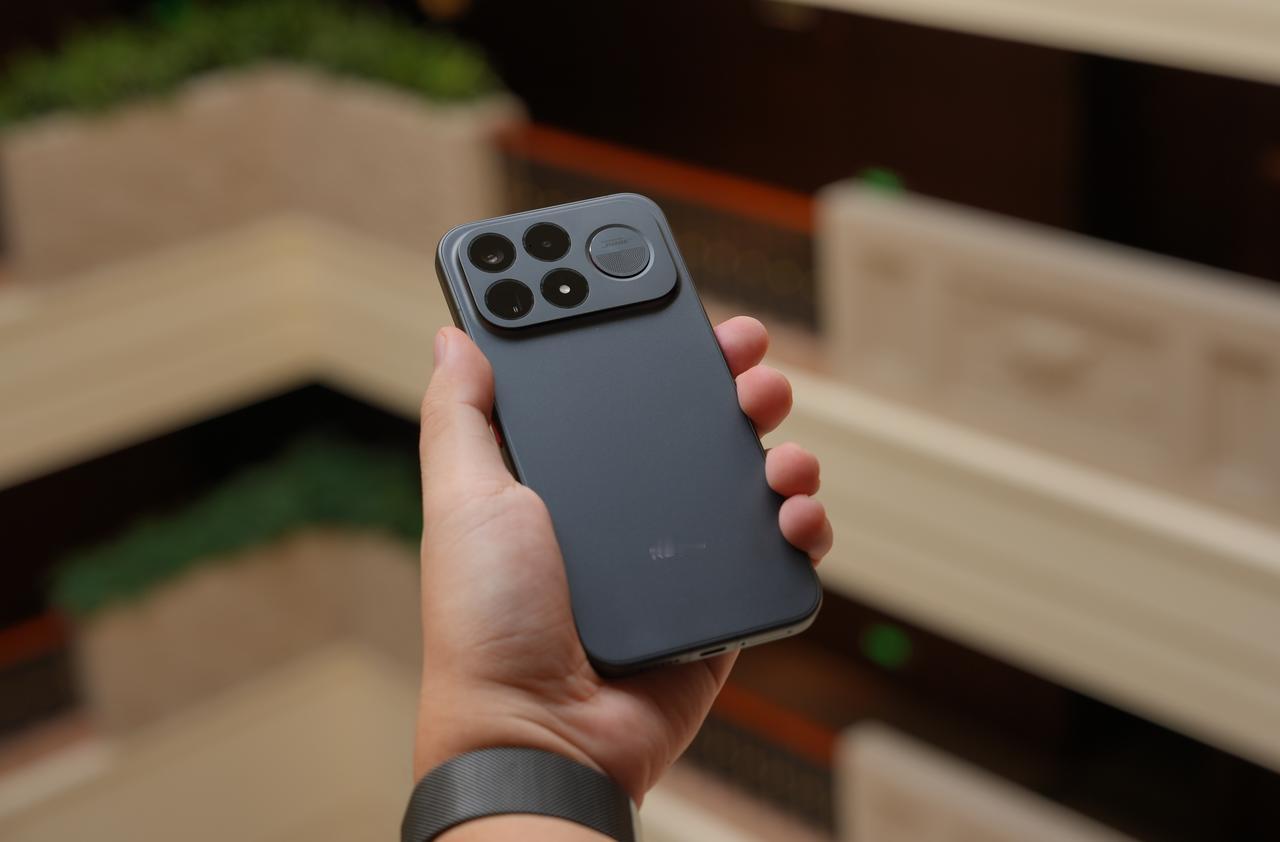 这就是 REDMI 的最新旗舰 K100 Pro Max！[惊喜]
依旧有标志性