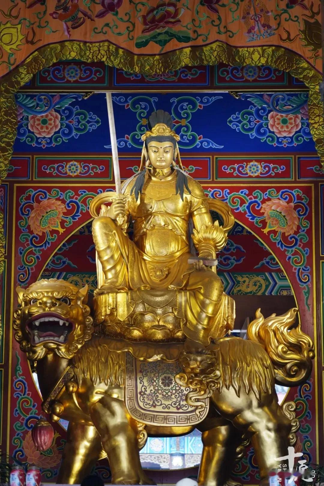 大丈夫秉慧剑，般若锋兮金刚焰。
震吼一声狮子音，百兽闻之皆脑裂。