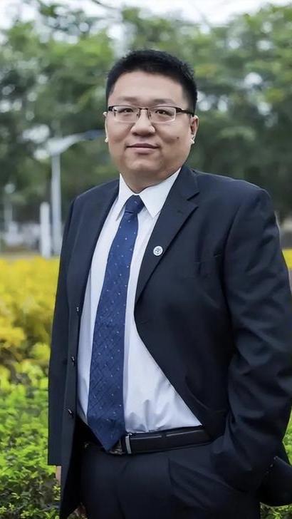 被美囚禁9年！中国芯片专家张浩归国，反手将苹果告上法庭，大快人心！

2024年