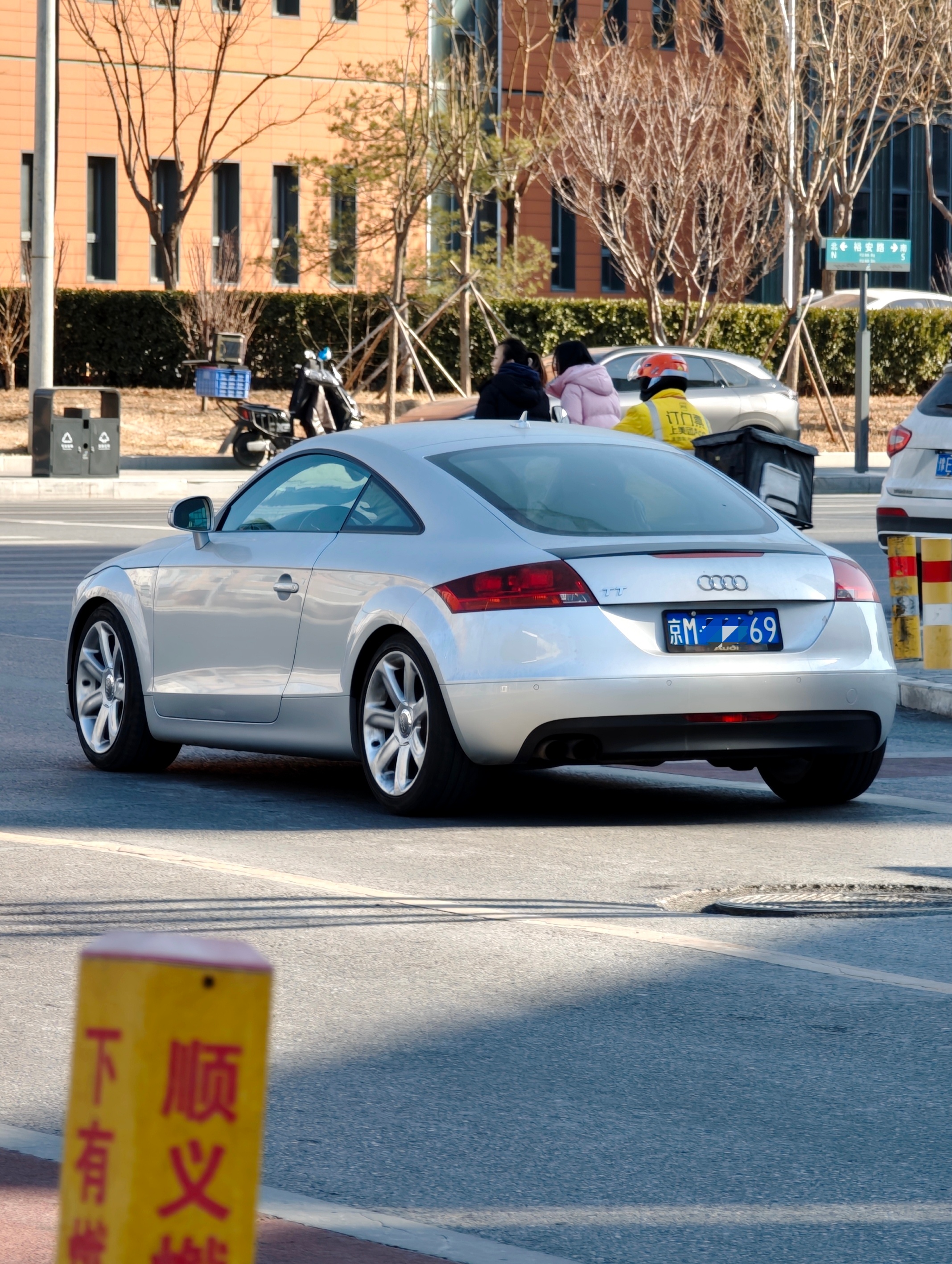 前些年看二代TT感觉有些年迈，今天遇到一辆，反而很耐人寻味一方面有的老车越老越迷