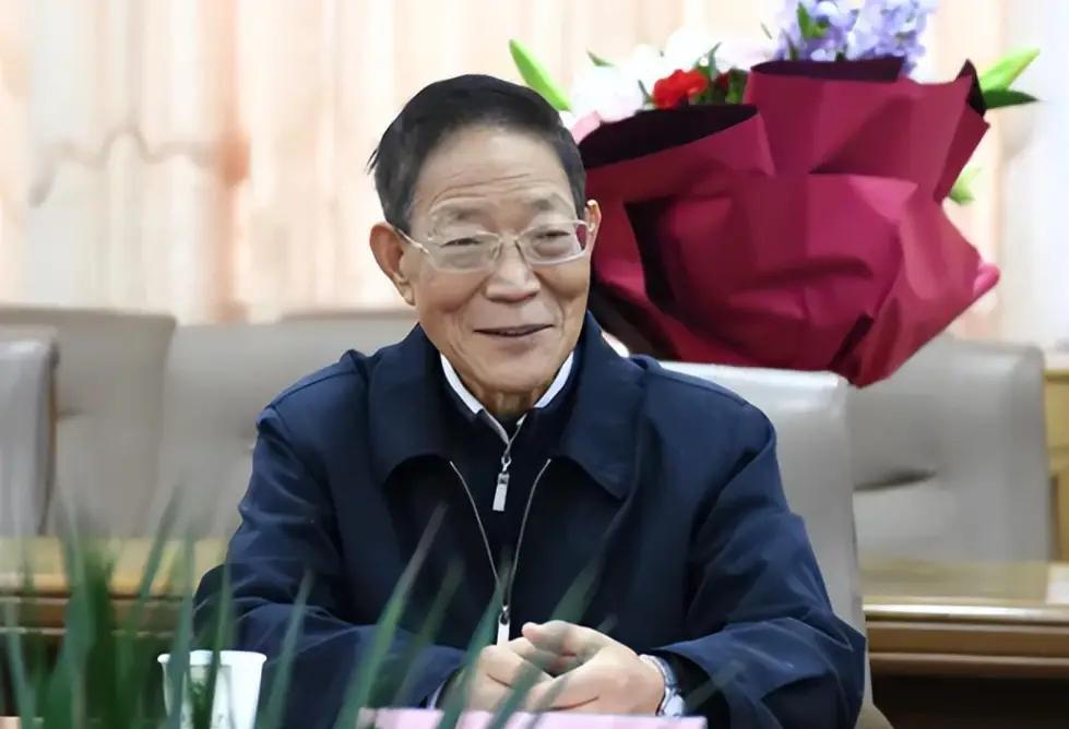 “我老了，不需要那么多钱。”2020年，一生抠门的大学教授王泽霖，却大手一挥捐出