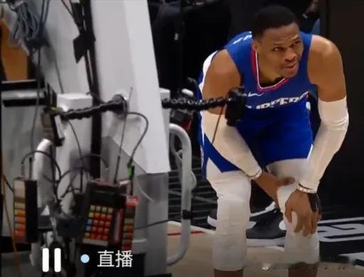 杠上了！威少用力过猛了差点受伤！这是与湖人多大仇啊？
不得不说，威少第3节三分2