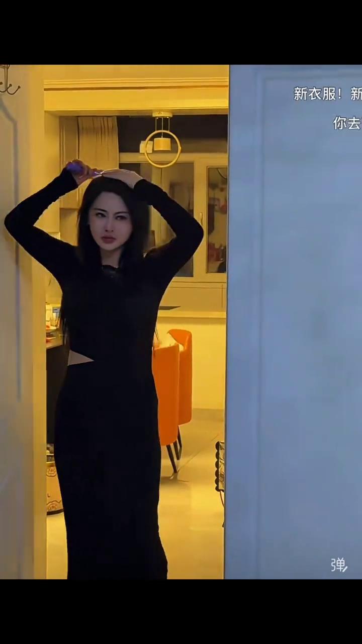 新衣服！新衣服！你去商场拿一堆衣服砸她，好老公。这些都穿过了，这么多还说没有。旧
