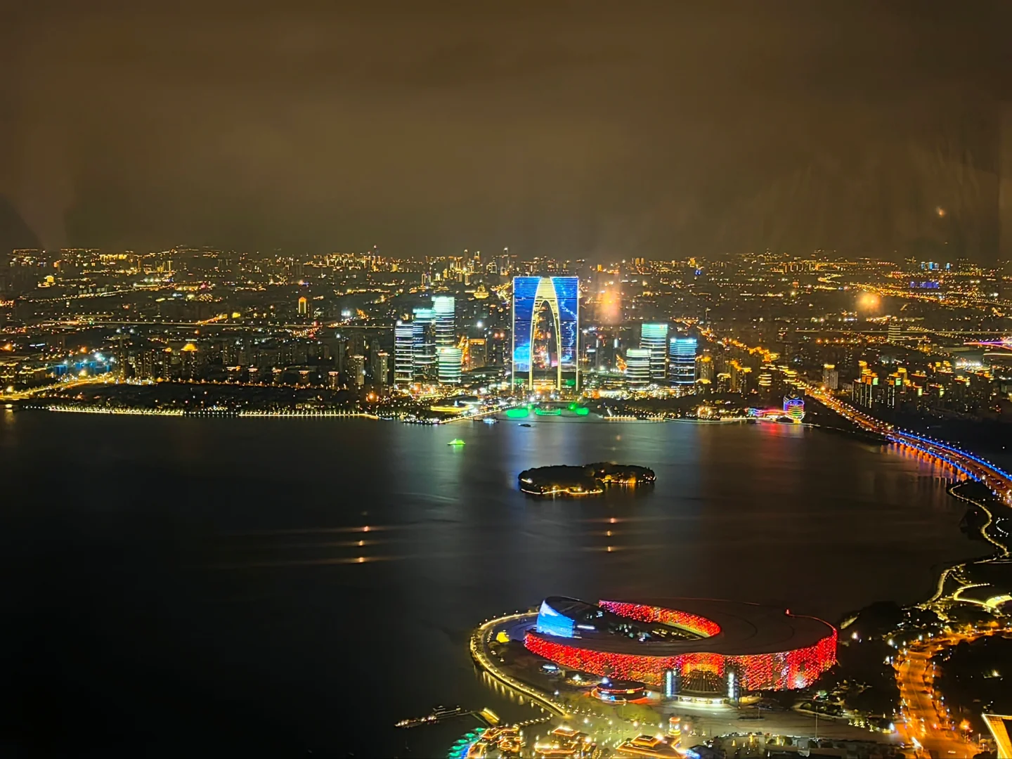 苏州金鸡湖的地标东方之门，央企介入重组之后，还是有所改观。然而，它的基础结构是变...