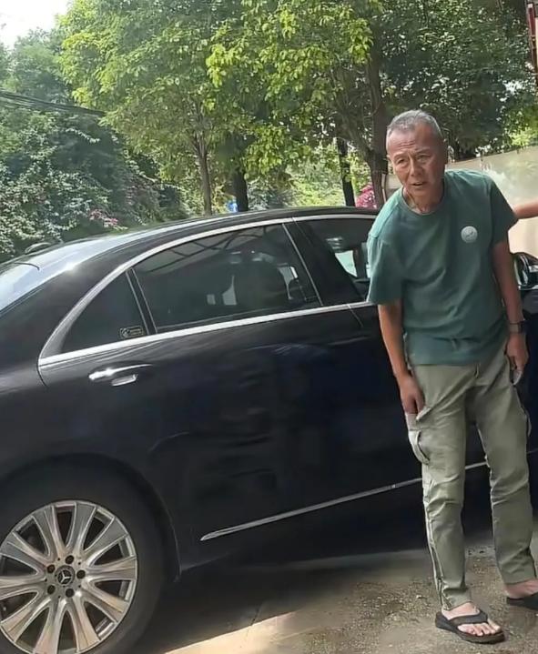 近期，有网友在云南昆明的汽修店偶遇了定居当地的刘德凯，褪去琼瑶男神的所有光环，7