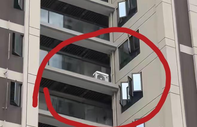 “比霸占车位还恶心！”福建福州，一男子下班后回家，突然发现自家的窗户前，竟然多了